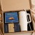 Personalizowany zestaw prezentowy został zapakowany w kraftowe pudełko z napisem „Dla Ciebie”.