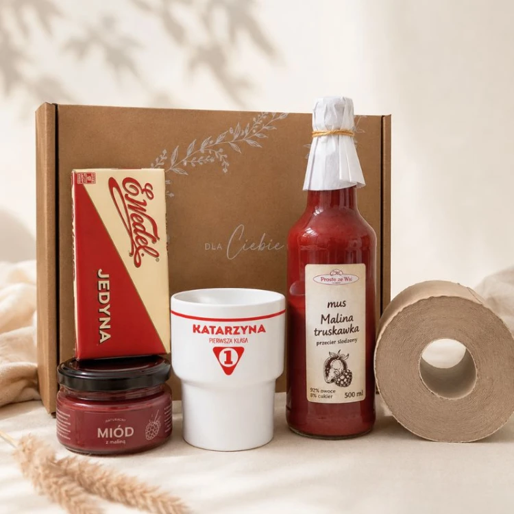 Personalizowany zestaw prezentowy dla miłośnika PRL zawiera kubek, słodycze i produkty w stylu retro.