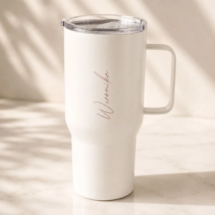 Elegancki box SPA zawiera sól do kąpieli, maseczkę, czekoladę i różane cappuccino.