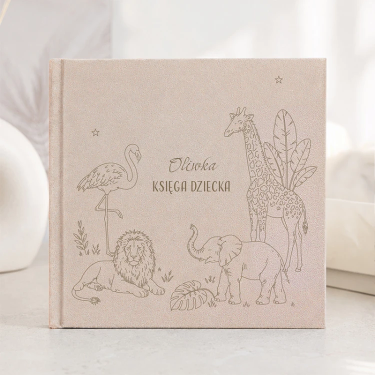Personalizowana Księga Dziecka Safari ma jasną okładkę z imieniem i grafiką zwierząt.