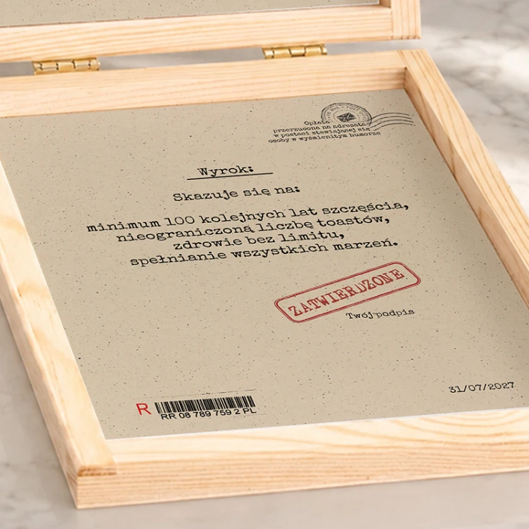 Skrzynka urodzinowa z grafiką tajnych akt pozwala efektownie wręczyć gotówkę.
