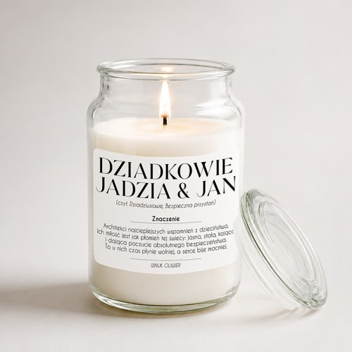 Personalizowana świeca zapachowa dla dziadków ma etykietę z imionami, definicją i podpisem wnuka.