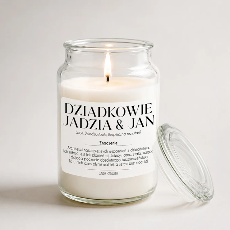 Personalizowana świeca zapachowa dla dziadków ma etykietę z imionami, definicją i podpisem wnuka.