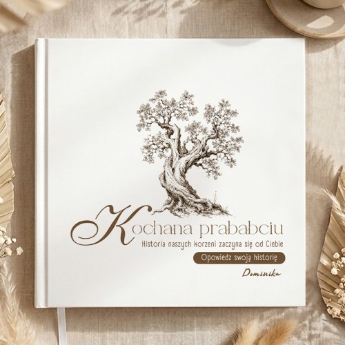Kronika życia prababci „Opowiedz mi” ma białą okładkę z grafiką drzewa i personalizowanym podpisem.