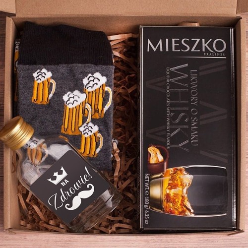 Zestaw prezentowy dla faceta, prezent dla mężczyzny z whisky, skarpetki w piwo i czekoladki whisky.
