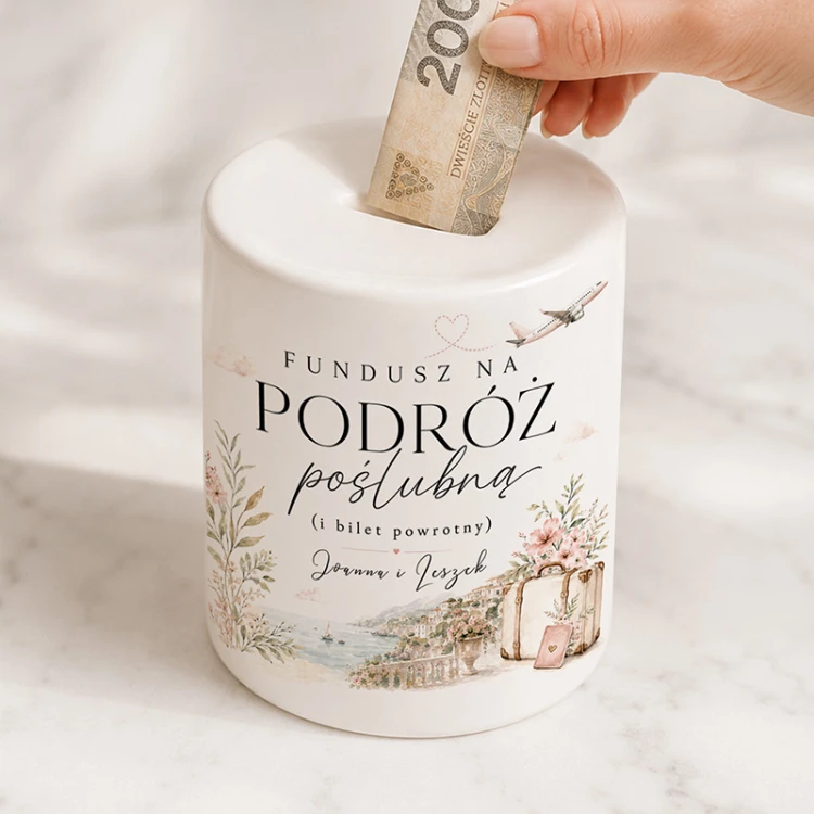 Personalizowana skarbonka na podróż poślubną zawiera imiona młodej pary.