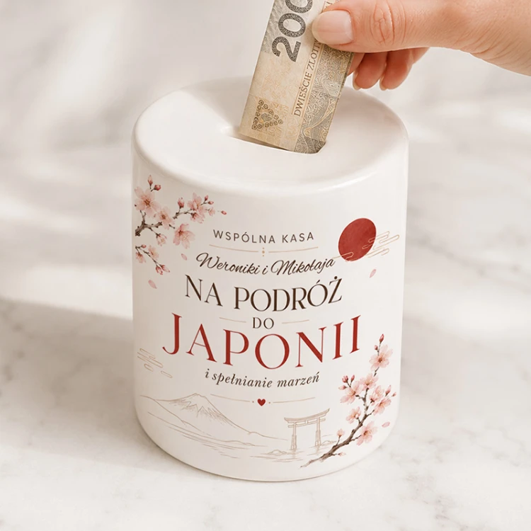 Personalizowana skarbonka na podróż do Japonii dla pary zawiera imiona i japońskie motywy.