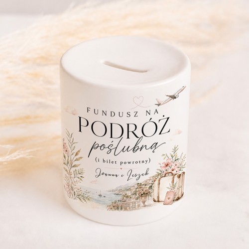 Ceramiczna skarbonka ślubna pomaga nowożeńcom odkładać pieniądze na wspólny wyjazd.