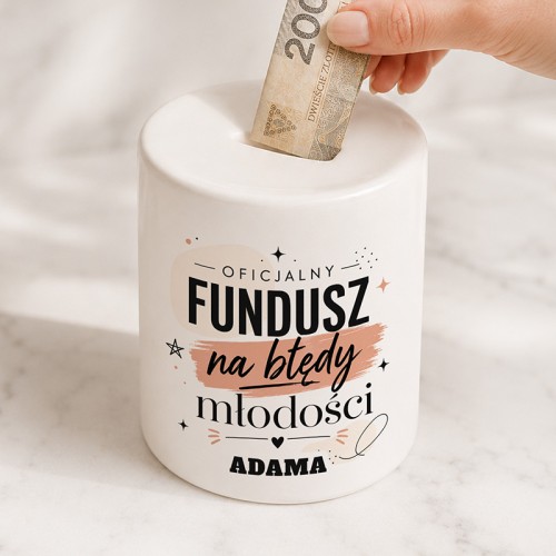Personalizowana skarbonka „Fundusz na błędy młodości” to zabawny prezent urodzinowy z imieniem.