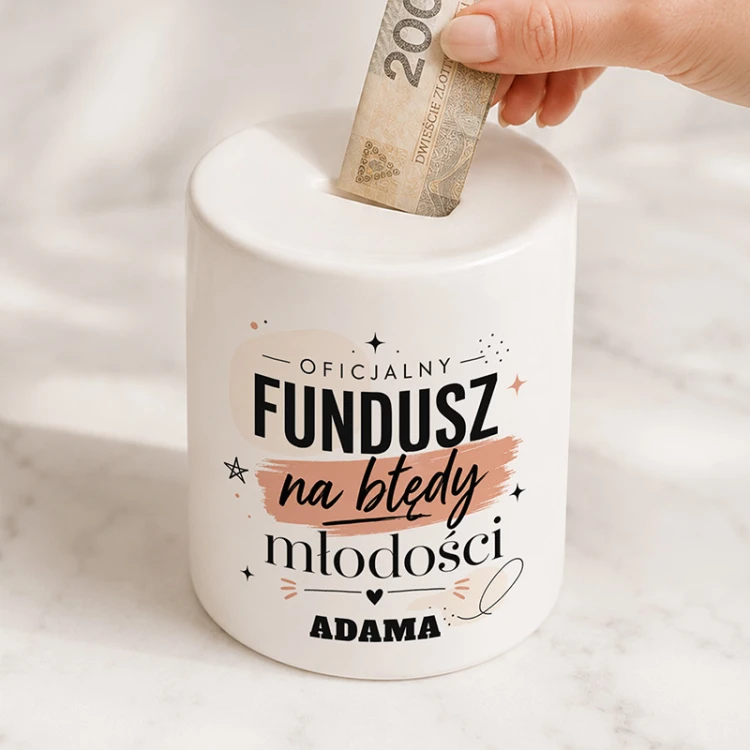 Personalizowana skarbonka „Fundusz na błędy młodości” to zabawny prezent urodzinowy z imieniem.