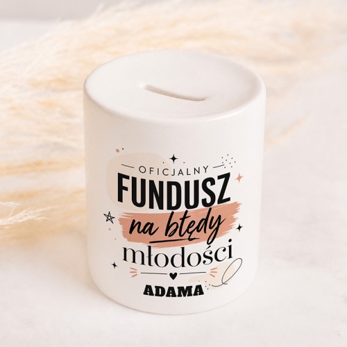 Biała ceramiczna skarbonka z imieniem pozwala wręczyć pieniądze w oryginalny sposób.