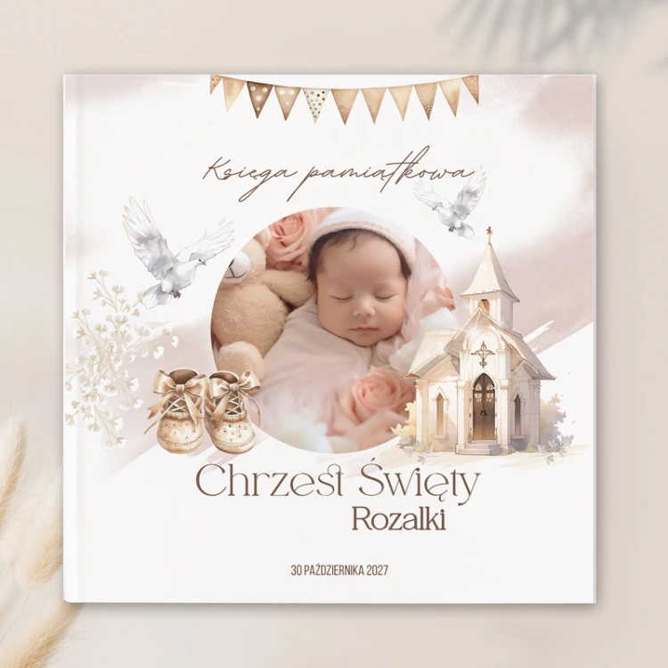 Personalizowana księga pamiątkowa Chrztu Świętego przedstawia zdjęcie dziecka, kościółek, gołębie i dziecięce buciki.