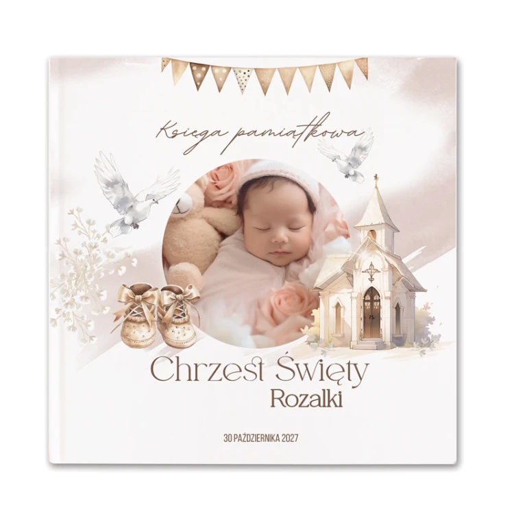 Personalizowana księga pamiątkowa Chrztu Świętego przedstawia zdjęcie dziecka, kościółek, gołębie i dziecięce buciki.