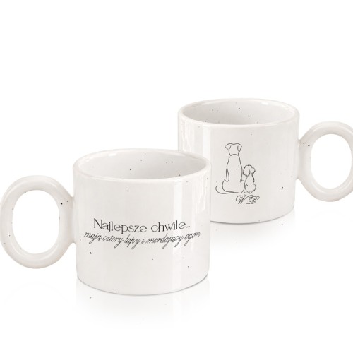 Personalizowany kubek z psem na białym tle.