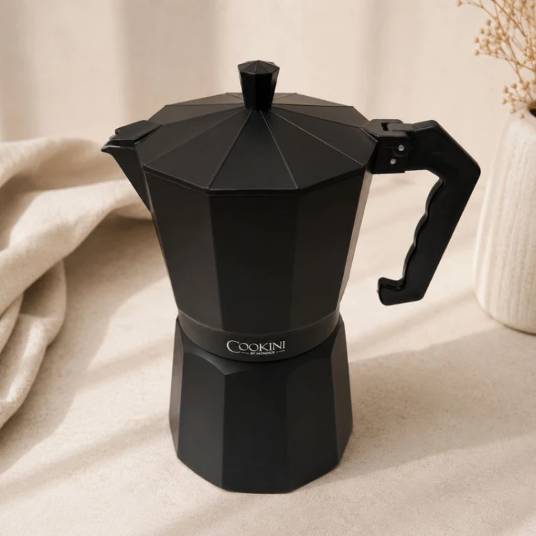 Czarna aluminiowa kawiarka ciśnieniowa do przygotowania aromatycznego espresso.