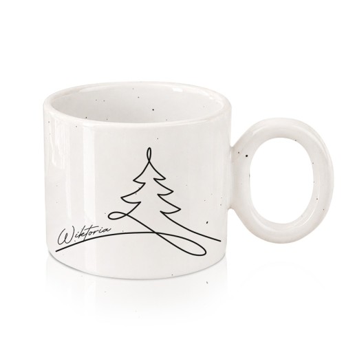 Personalizowany ceramiczny kubek z choinką i imieniem na białym tle.