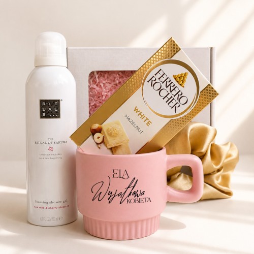Personalizowany kubek, pianka Rituals i czekolada Ferrero w zestawie prezentowym.