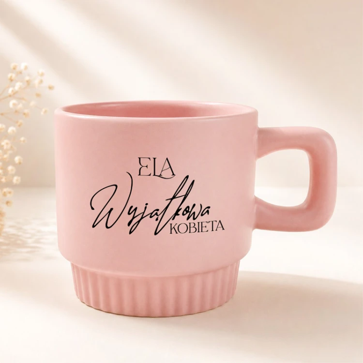 Różowy ceramiczny kubek z personalizowanym napisem dla kobiety.