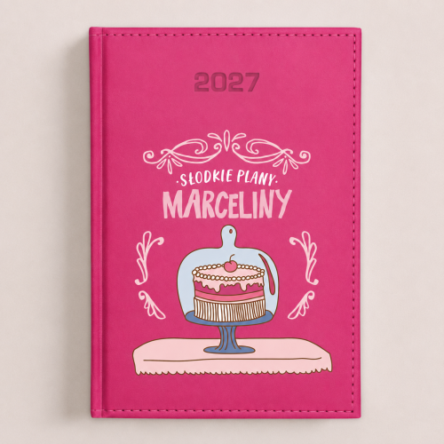 Różowy personalizowany kalendarz książkowy 2027 z motywem tortu i imieniem.