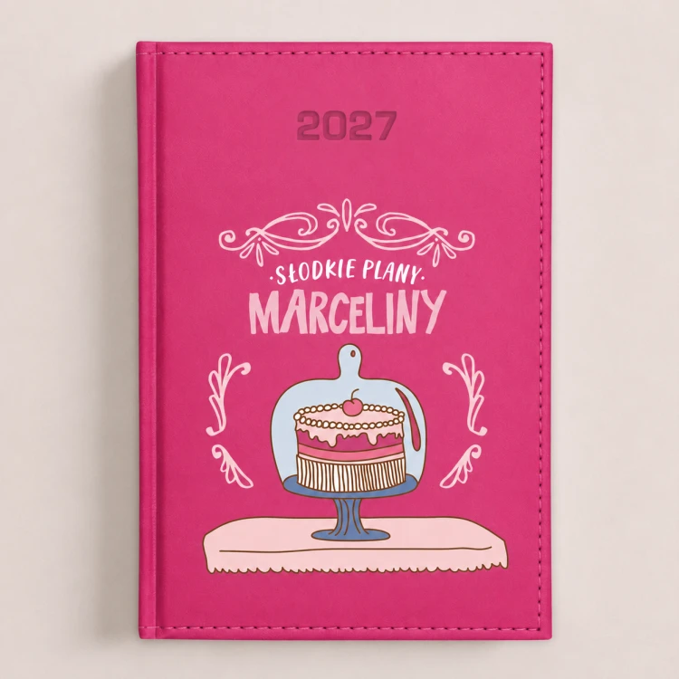 Różowy personalizowany kalendarz książkowy 2027 z motywem tortu i imieniem.