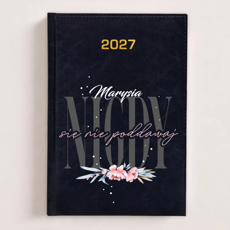 Personalizowany kalendarz książkowy 2027 z motywacyjnym nadrukiem dla kobiety.