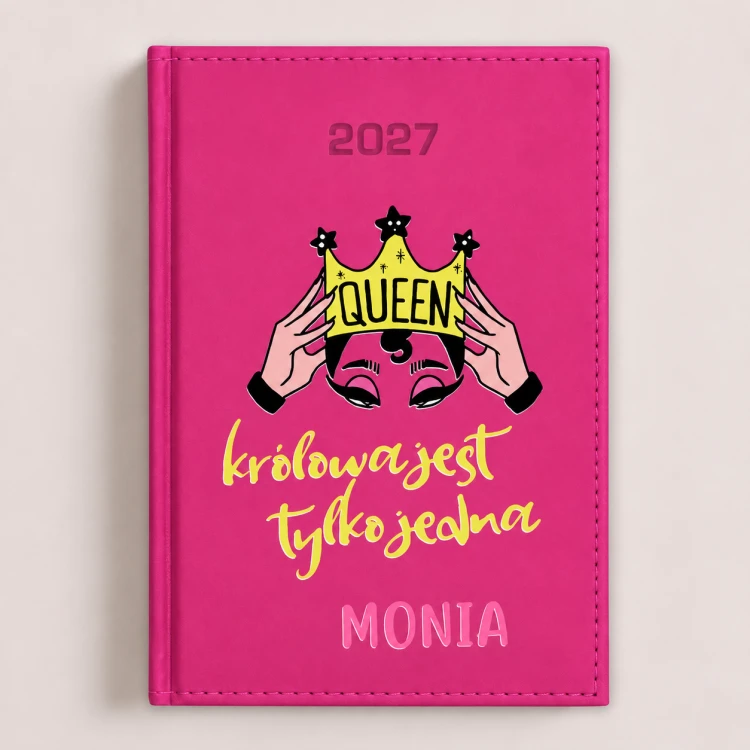 Personalizowany kalendarz książkowy 2027 dla kobiety z zabawnym napisem i imieniem.