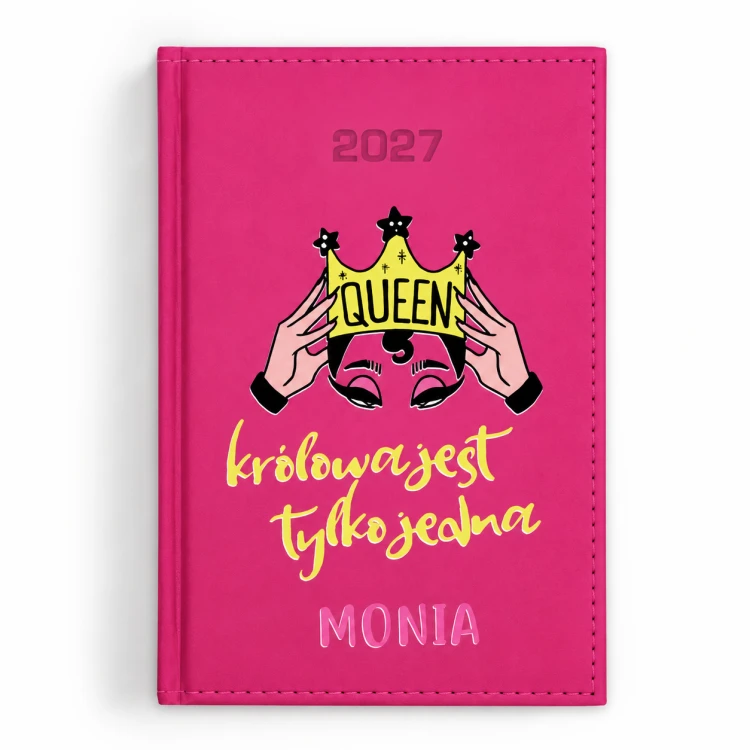 Różowy kalendarz książkowy 2027 z personalizacją i humorystycznym motywem dla kobiety.