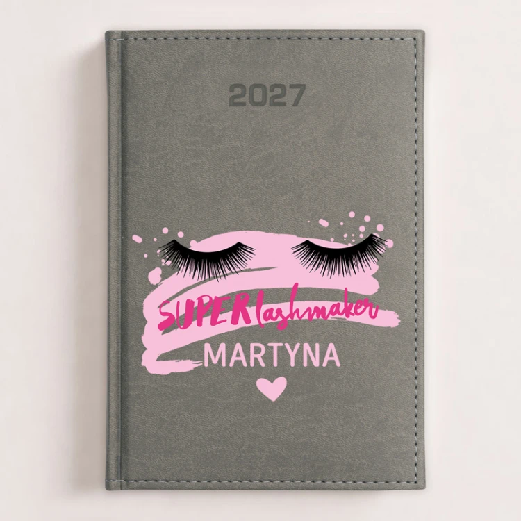 Personalizowany kalendarz książkowy 2027 dla stylistki rzęs z imieniem i motywem rzęs.