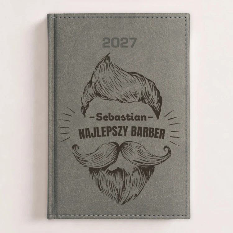 Personalizowany kalendarz książkowy 2027 dla barbera z imieniem i klasycznym motywem brody.
