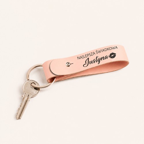 Personalizowany różowy brelok dla świadkowej z imieniem to elegancki upominek na ślub.