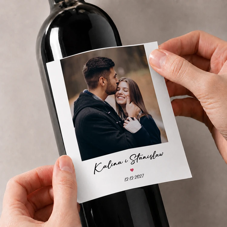 Etykieta na wino ze zdjęciem dla pary w ramach prezentu.