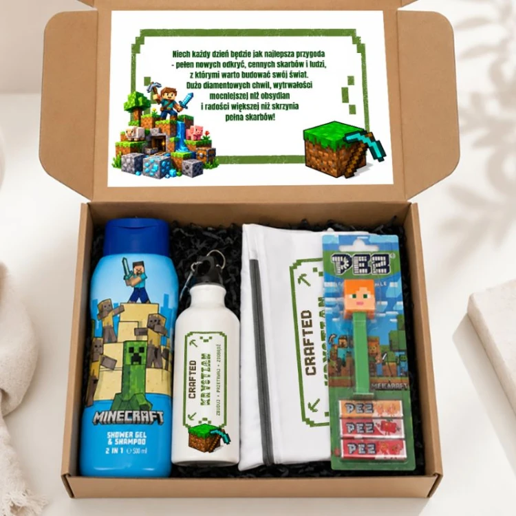 Personalizowany zestaw prezentowy Minecraft dla chłopca zawiera worek, bidon, kosmetyk i cukierki.