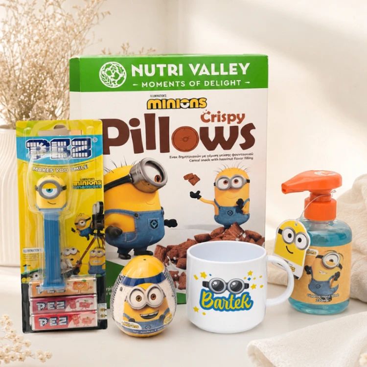 Zestaw prezentowy dla dziecka fana Minionków zawiera personalizowany kubek, słodycze i płynne mydło.
