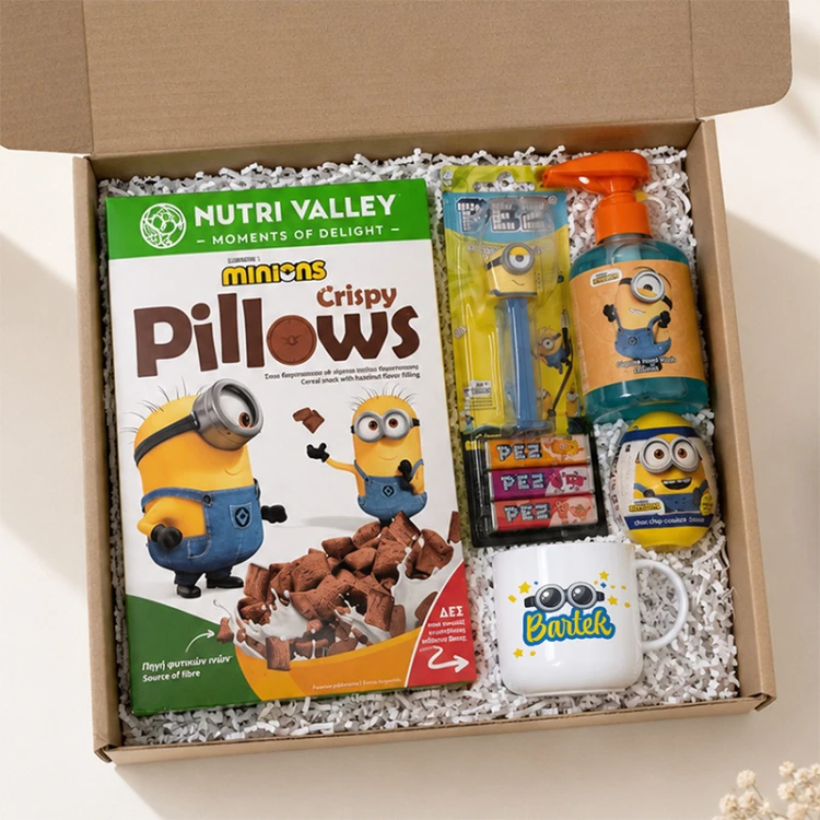Personalizowany kubek z imieniem dziecka i grafiką Minionka stanowi praktyczny element zestawu prezentowego.
