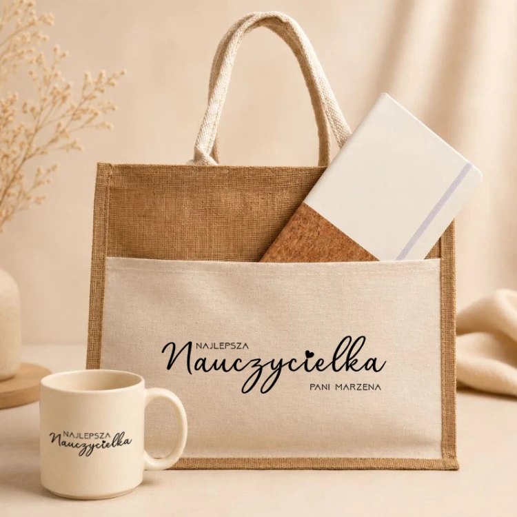 Personalizowana lniana torba dla nauczycielki z kubkiem i notatnikiem w naturalnej kolorystyce.