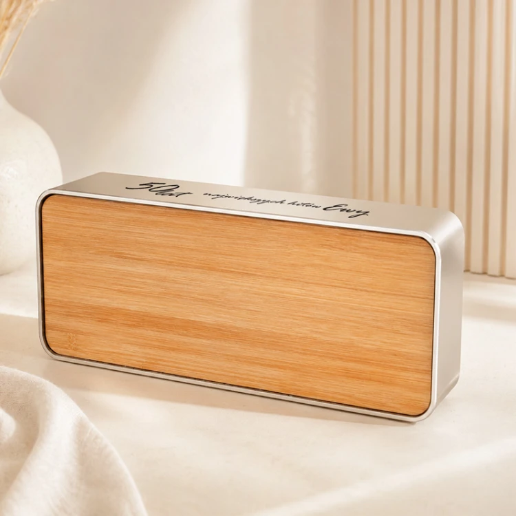 Bezprzewodowy głośnik Bluetooth z bambusowym panelem i personalizowanym napisem przygotowanym na 50 urodziny.