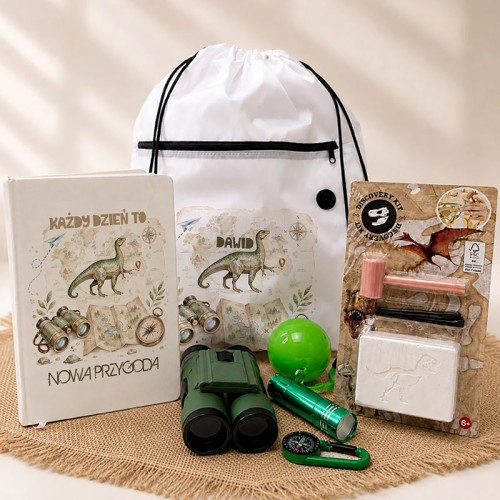 Zestaw Odkrywcy dla miłośnika dinozaurów z personalizowanym worko-plecakiem i akcesoriami na małe wyprawy.