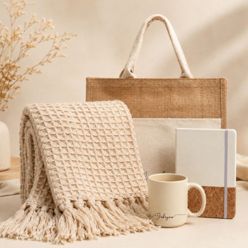 Premium zestaw prezentowy dla kobiety z beżowym kocem, torbą, kubkiem i notatnikiem zachwyca naturalną, elegancką kolorystyką.