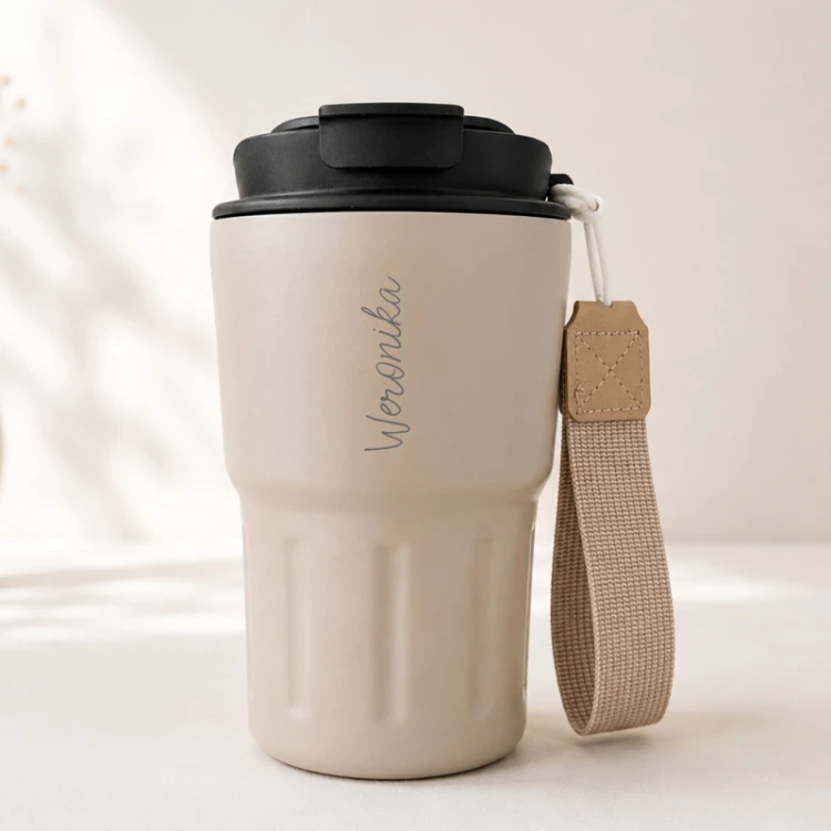 Personalizowany kubek termiczny w neutralnym odcieniu - praktyczny i elegancki dodatek na co dzień.
