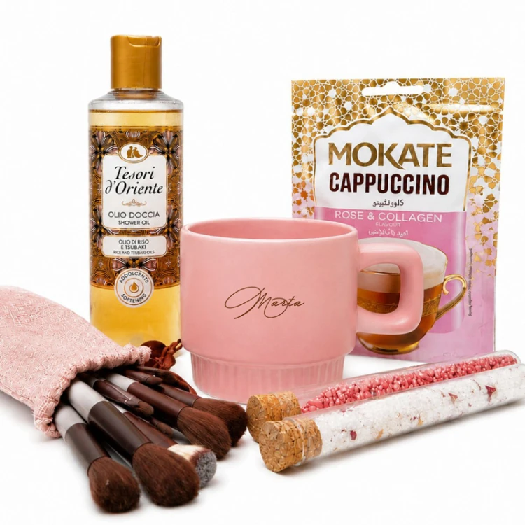 Zestaw prezentowy dla niej zawiera kubek ceramiczny, pędzle do makijażu, cappuccino i olejek do kąpieli.