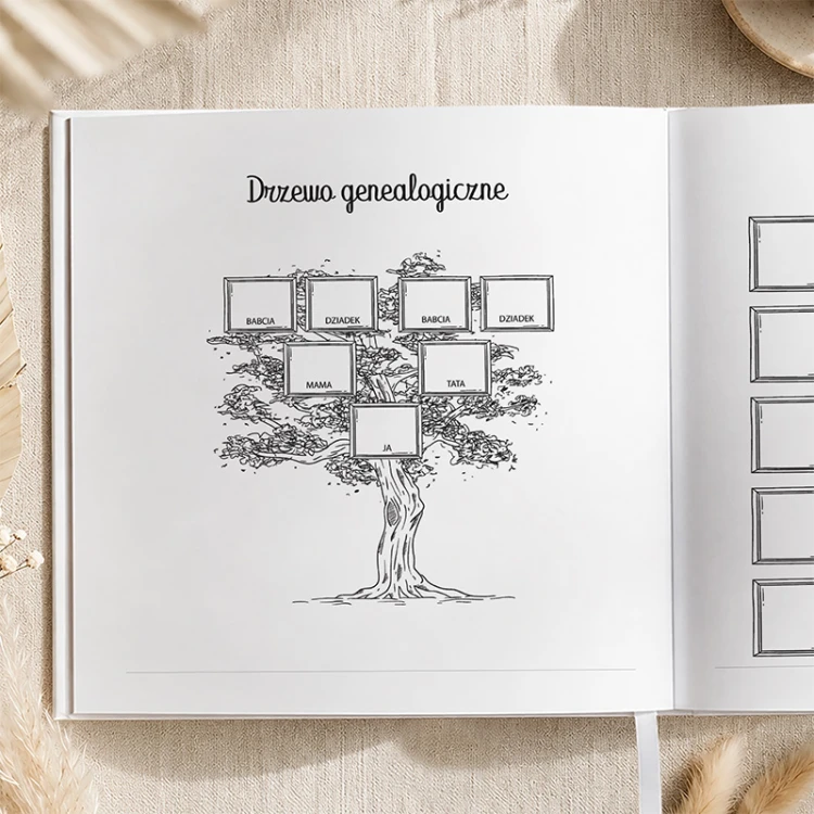 Wnętrze książki Opowiedz mi zawiera drzewo genealogiczne przeznaczone do uzupełnienia przez babcię lub dziadka.