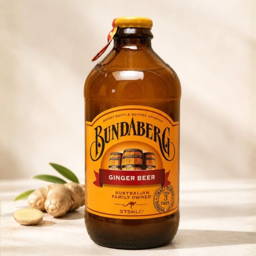 Gazowany napój imbirowy Ginger Beer w szklanej butelce.