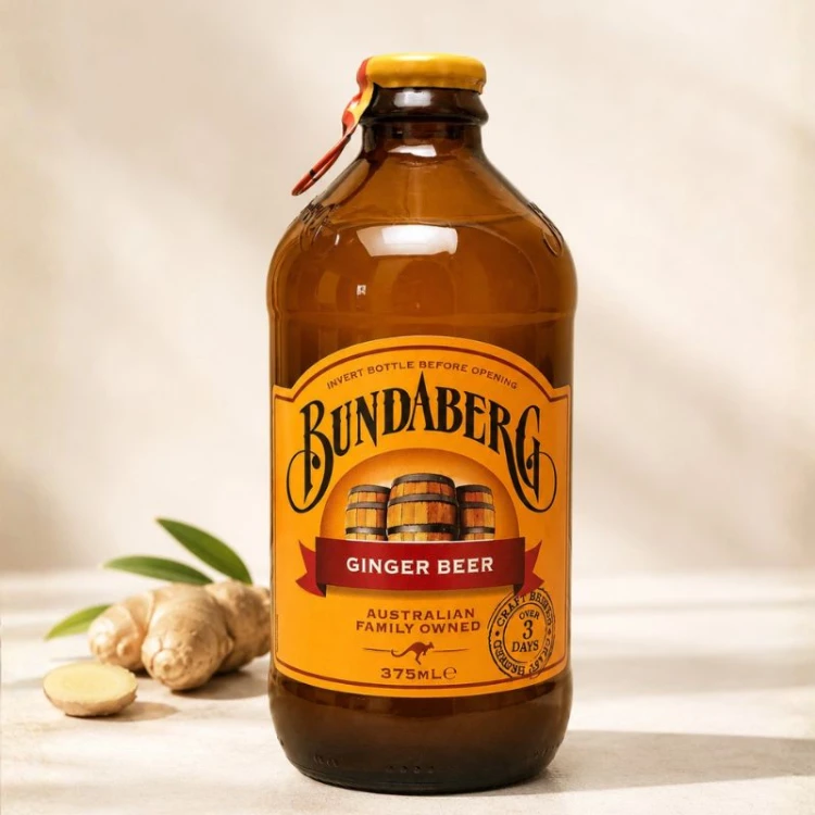 Gazowany napój imbirowy Ginger Beer w szklanej butelce.