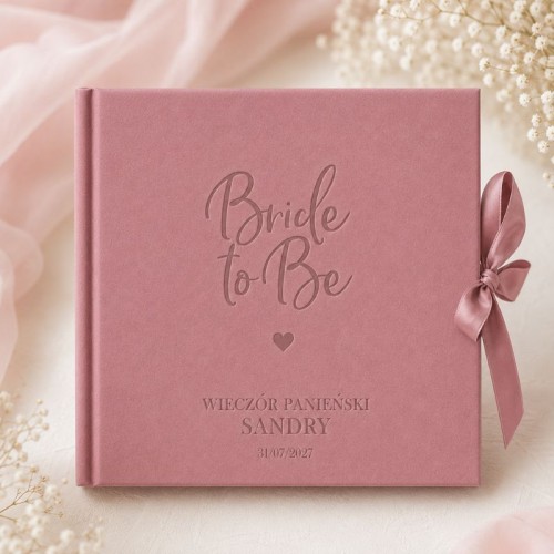 Personalizowany album na wieczór panieński w różowym kolorze z napisem Bride to be.