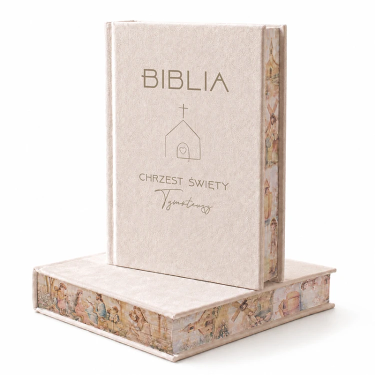 Welurowa Biblia z personalizacją posiada efektownie barwione brzegi z ilustracjami biblijnymi.
