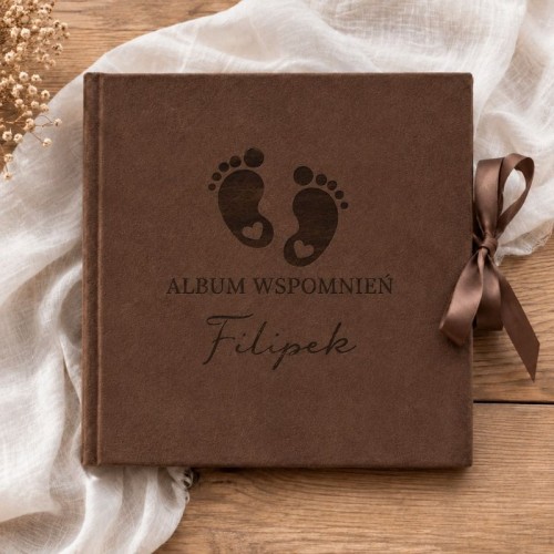 Personalizowany welurowy album na zdjęcia dziecka Małe Stópki z imieniem