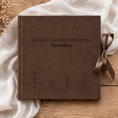Personalizowany welurowy album na świąteczne zdjęcia z nazwiskiem rodziny i motywem choinek.