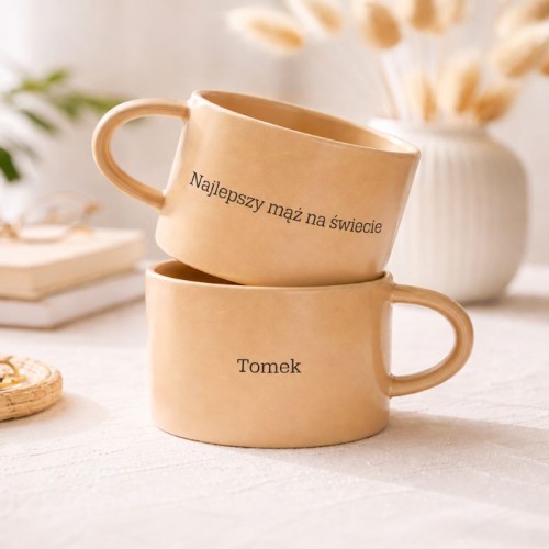 Beżowa personalizowana filiżanka dla męża z napisem Najlepszy mąż na świecie i imieniem.