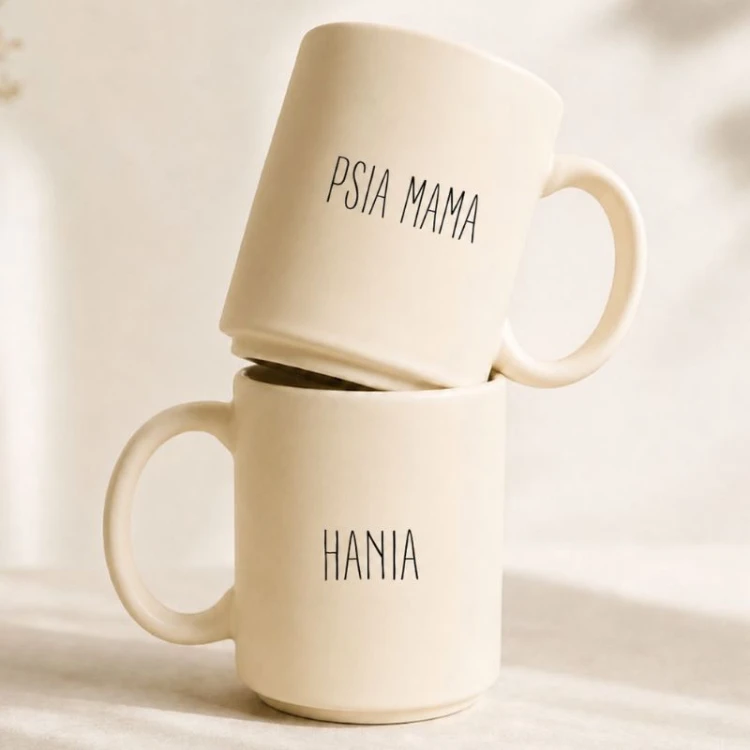 Kubek dla psiej mamy z personalizowanym imieniem sprawdzi się jako praktyczny upominek na urodziny, święta lub bez okazji.