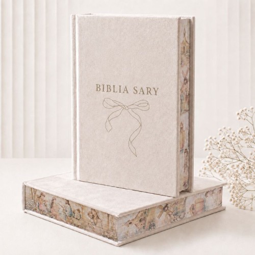 Welurowa Biblia z imieniem dla dziewczynki z jasną okładką i dekoracyjną kokardką.
